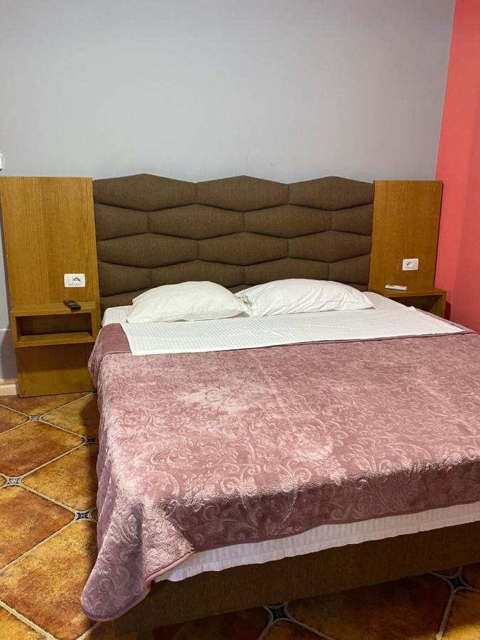 Pilo Lala Hotel Lushnje Exterior photo